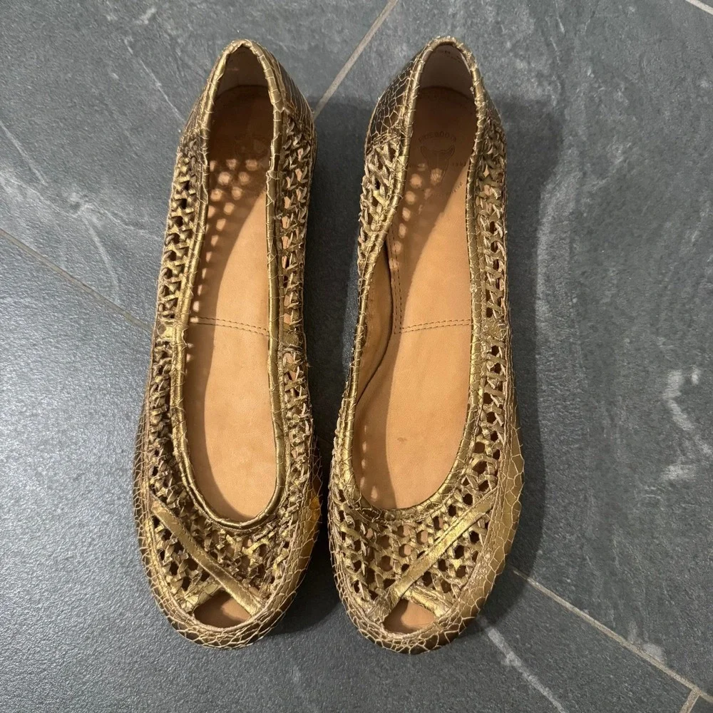 Frye Carson Flats Gold Metallic Leather Shoes 8.5 B Woven Peep Toe Vacation